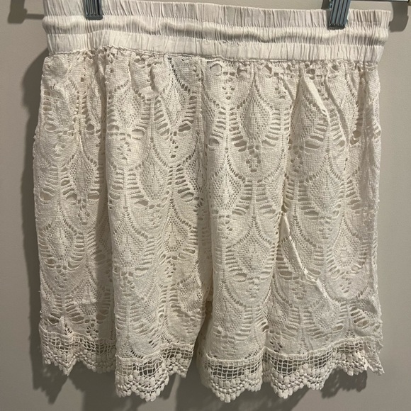NWT Ananada’s Collection- White Lace Overlay Shorts - Picture 7 of 7